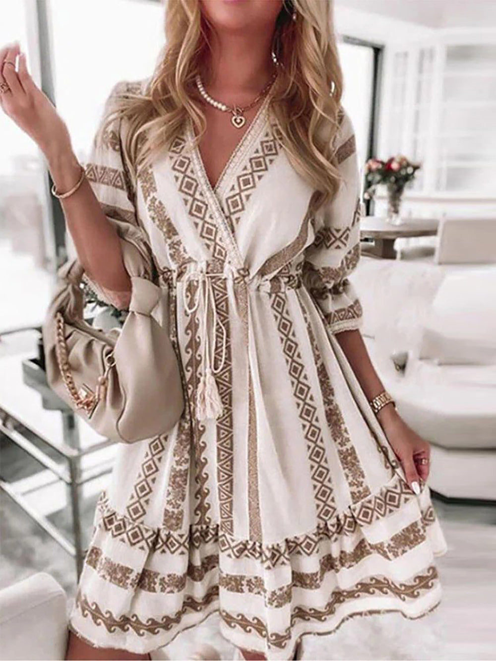 Luchtige bohemian damesjurk met flowy stof, perfect als casual zomerjurk of festival outfit.