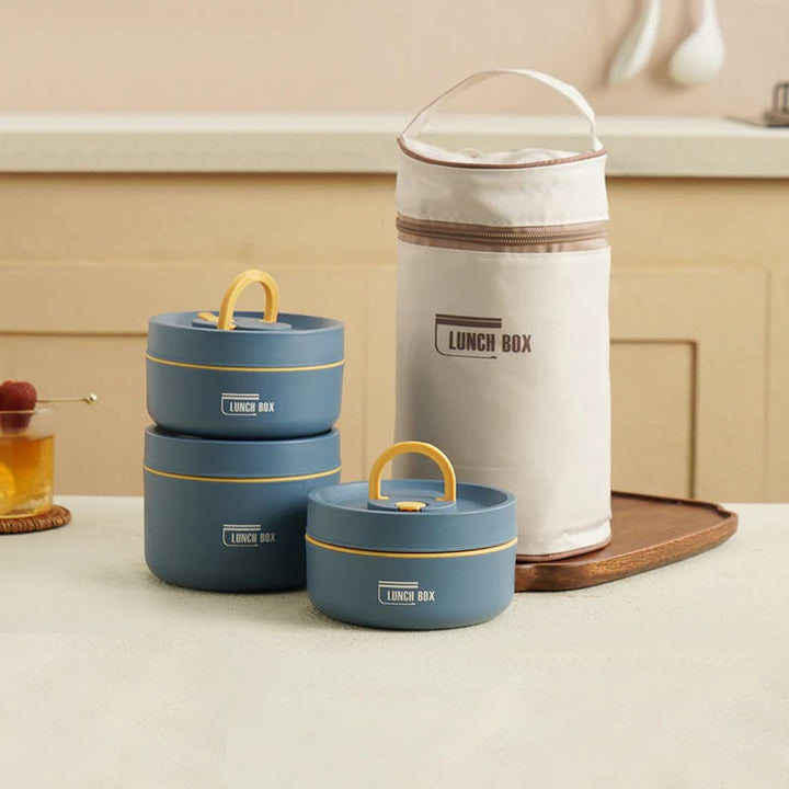 Kind met FreshSeal lunchbox in schooltas. Garandeert een gezonde, warme of verse maaltijd voor de schooldag.