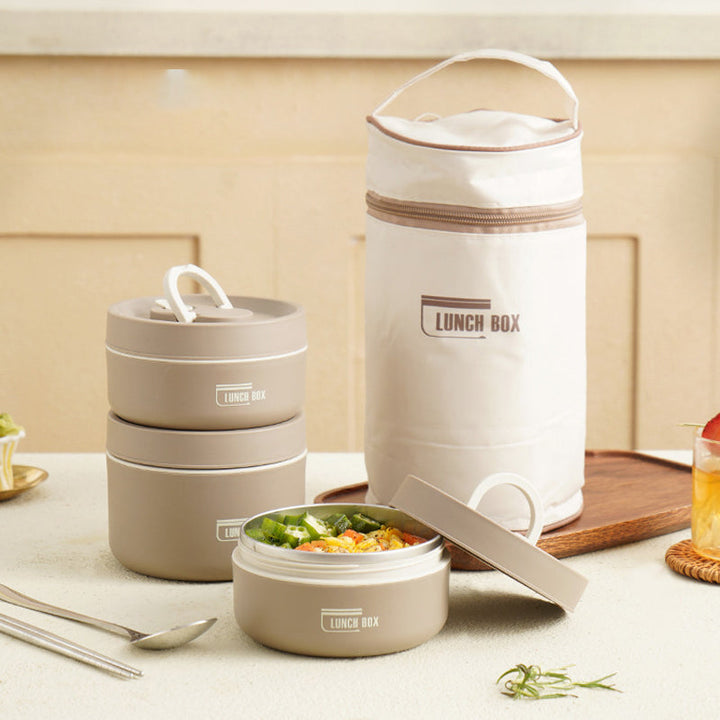 Isobox geïsoleerde lunchbox met voedsel, meegenomen in de praktische draagtas voor buiten.