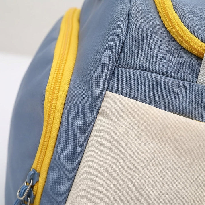 Georganiseerde GearMate duffelbag met waterdicht schoenenvak, ideaal voor sportkleding of extra schoenen.
