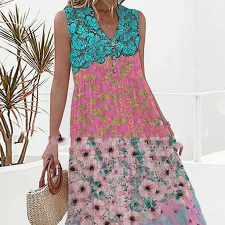 Detail van de gebloemde dames zomerjurk in roze, met mouwloos design en V-hals, ideaal voor casual gelegenheden.