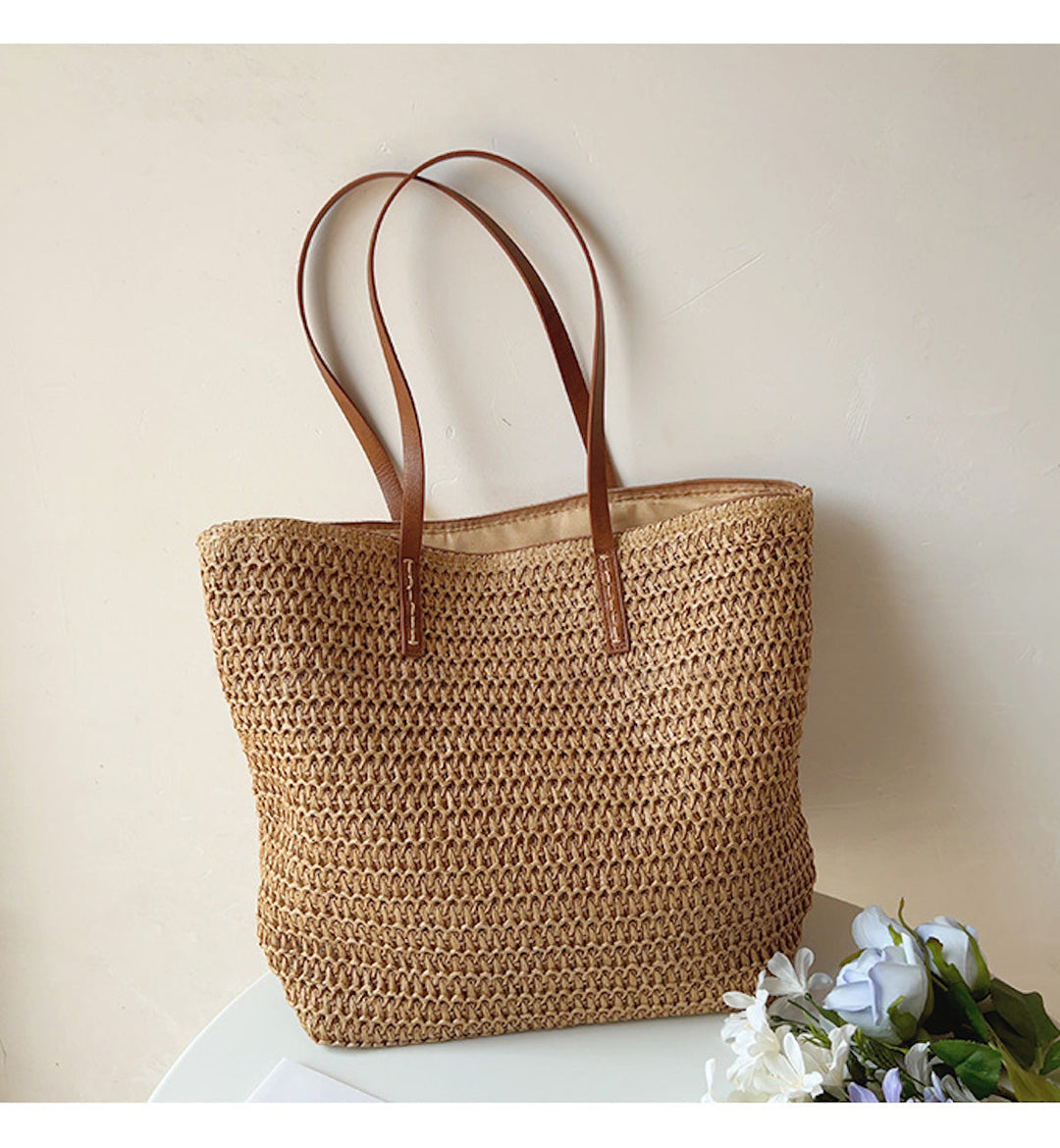 Gevlochten rotan tas met stijlvolle leren handvatten, perfect voor de zomer, damestas, elegant en ruim.