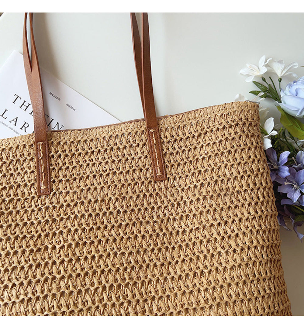 Gevlochten rotan tas met stijlvolle leren handvatten, perfect voor de zomer, damestas, elegant en ruim.