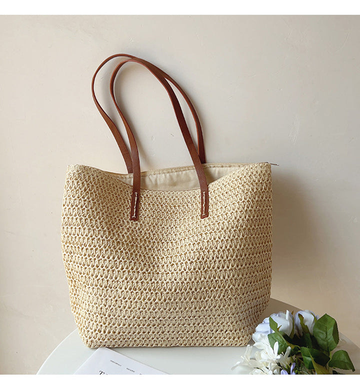 Gevlochten rotan tas met stijlvolle leren handvatten, perfect voor de zomer, damestas, elegant en ruim.