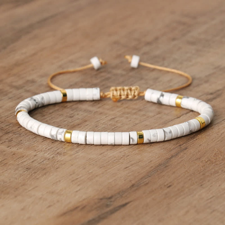 Gevlochten armband met 2,4 mm natuurstenen kralen, elegant ontwerp met amethist en rozenkwarts, verstelbare sluiting.