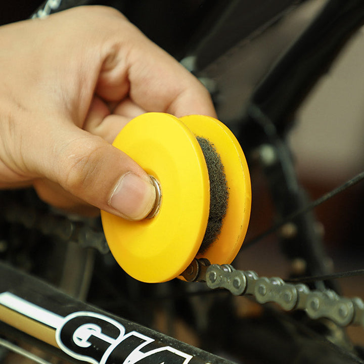 Geel 2-in-1 fietskettingolie voor reiniging en smering, compact, biologisch afbreekbaar, ideaal voor kettingonderhoud.