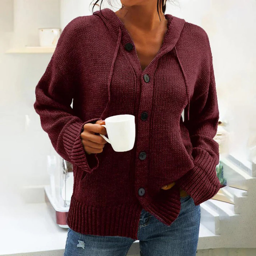 Diverse kleuren van het gebreide vest met capuchon: grijs, koffie, zwart en wijnrood.