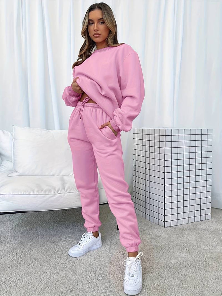 Dames jogging set in een ingetogen stijl, bestaande uit een hoodie en joggingbroek, ideaal voor vrije tijd en thuis.
