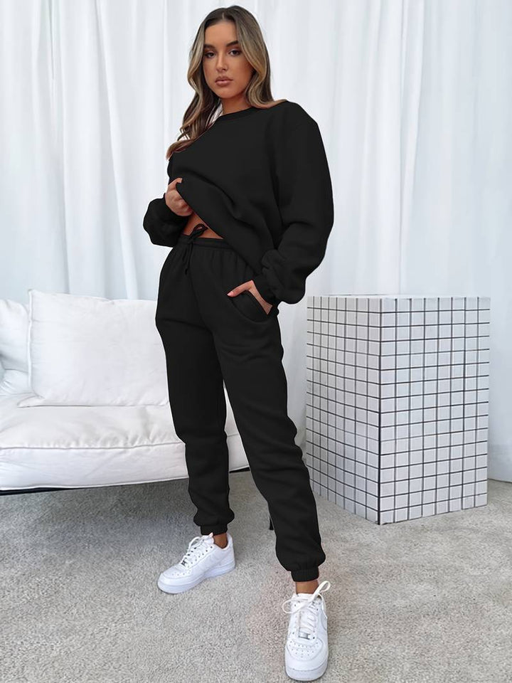 Dames jogging set in een ingetogen stijl, bestaande uit een hoodie en joggingbroek, ideaal voor vrije tijd en thuis.
