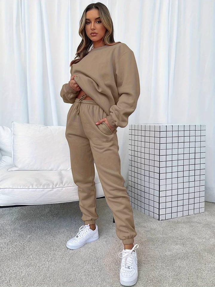 Dames jogging set in een ingetogen stijl, bestaande uit een hoodie en joggingbroek, ideaal voor vrije tijd en thuis.