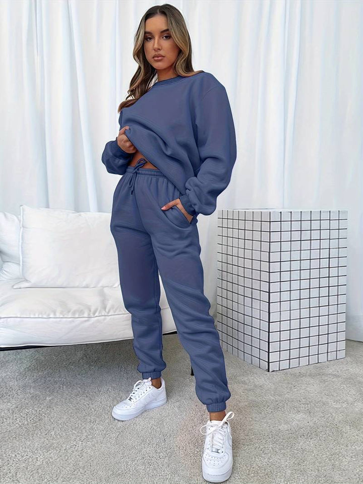 Dames jogging set in een ingetogen stijl, bestaande uit een hoodie en joggingbroek, ideaal voor vrije tijd en thuis.