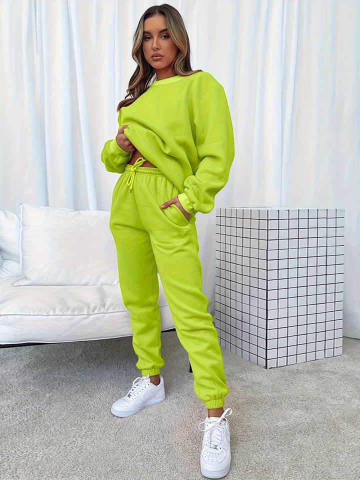 Dames jogging set in een ingetogen stijl, bestaande uit een hoodie en joggingbroek, ideaal voor vrije tijd en thuis.