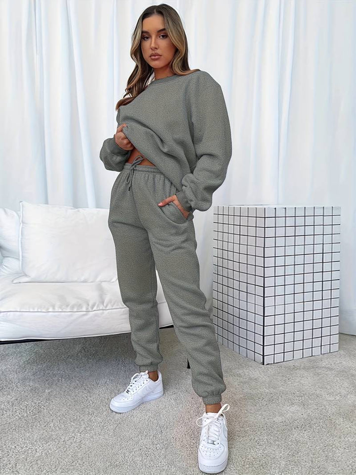 Dames jogging set in een ingetogen stijl, bestaande uit een hoodie en joggingbroek, ideaal voor vrije tijd en thuis.