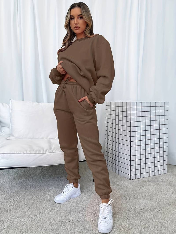 Dames jogging set in een ingetogen stijl, bestaande uit een hoodie en joggingbroek, ideaal voor vrije tijd en thuis.