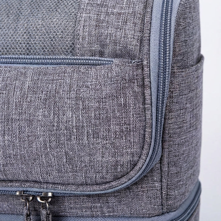 Compacte rode dubbelcompartiment reistoilettas Voyageluxe voor optimale organisatie onderweg.