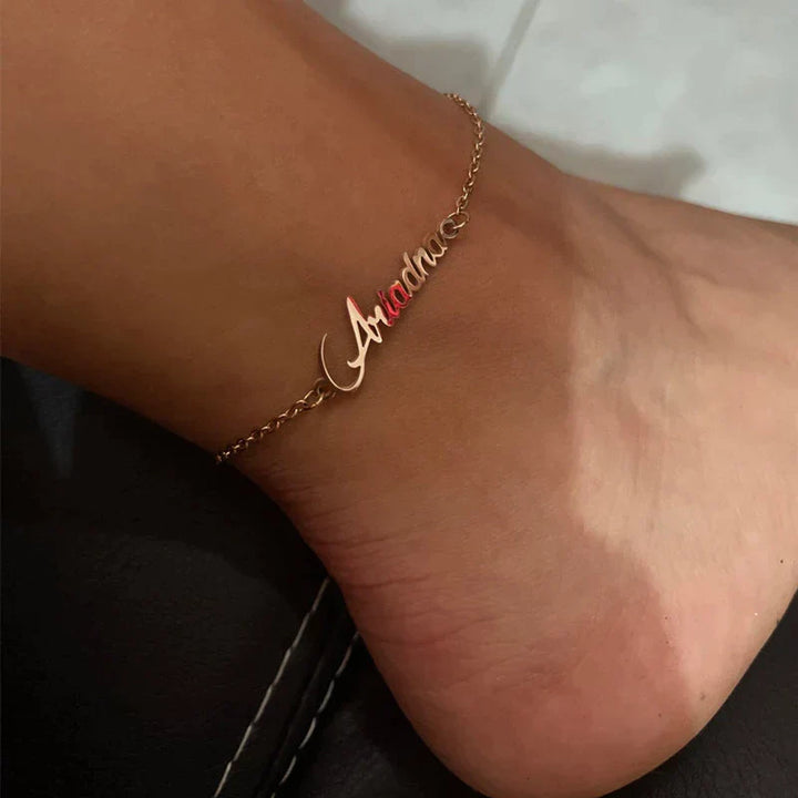 Uniek gepersonaliseerd enkelbandje dames met naam, goudkleurig. Stijlvol handgemaakt lettersieraad.