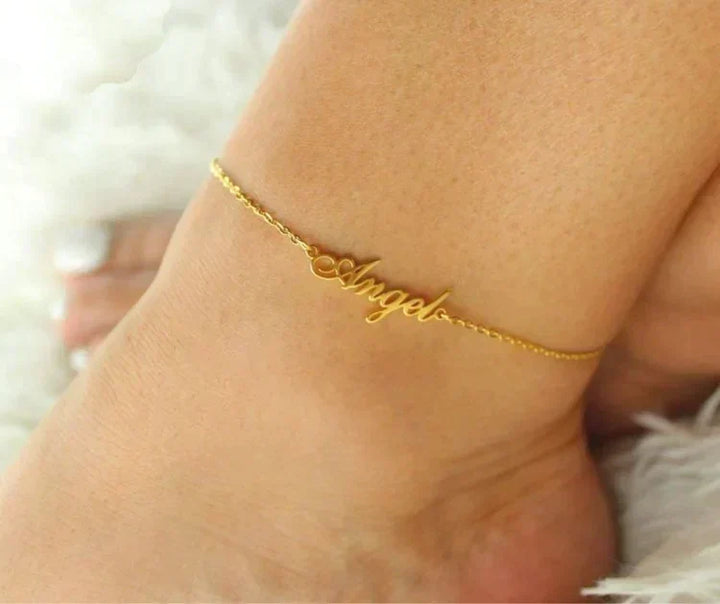 Dames enkelbandje met naam, verstelbaar. Zilverkleurig gepersonaliseerd sieraad, een unieke modeaccessoire.