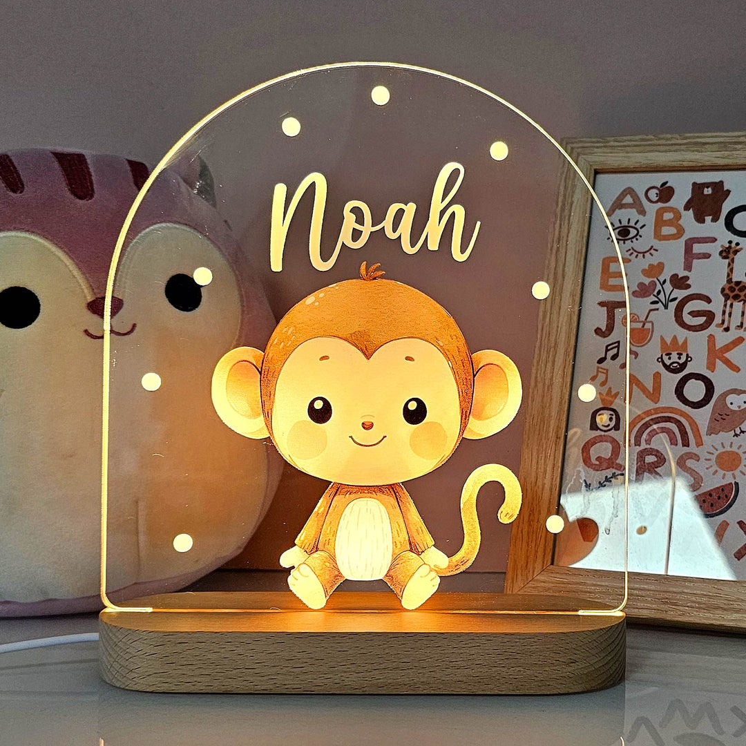 Detail gepersonaliseerd nachtlampje met naam en gegraveerd dier, helder plexiglas, cadeau kind.