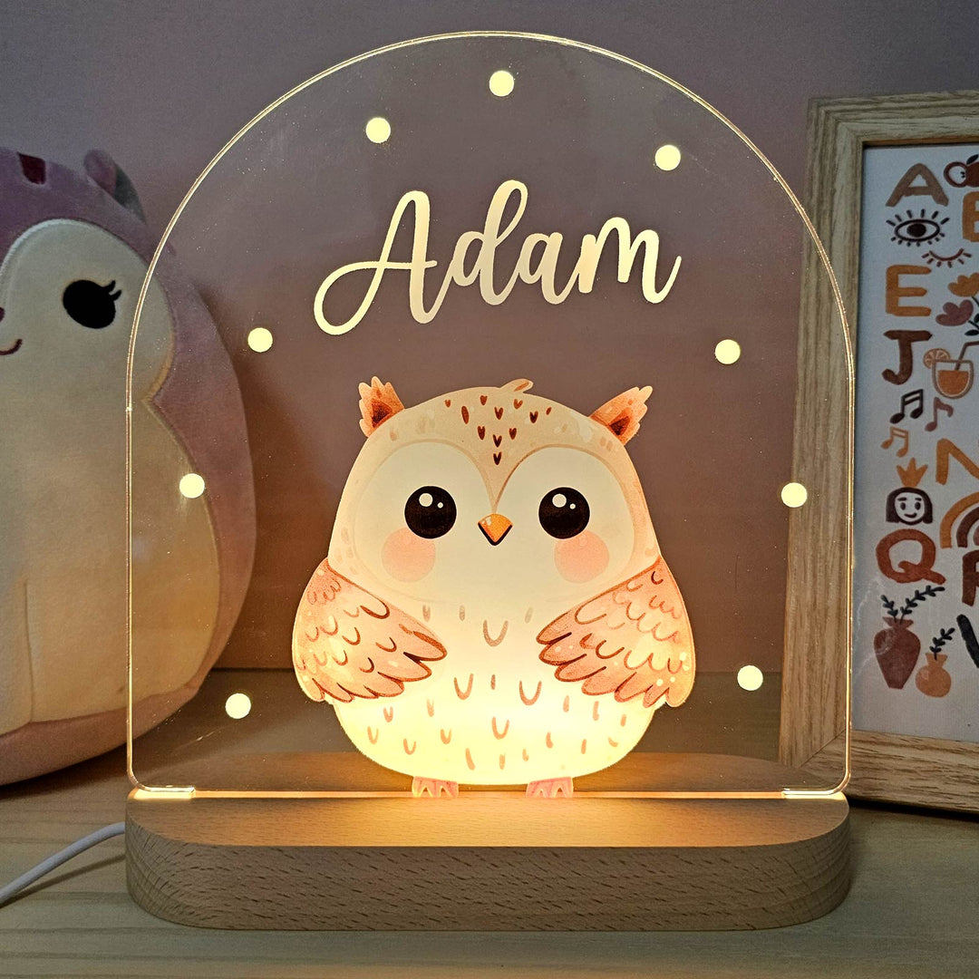 Duidelijk zichtbare naam op gepersonaliseerd kinder nachtlampje met dier, perfect voor slaapkamer.
