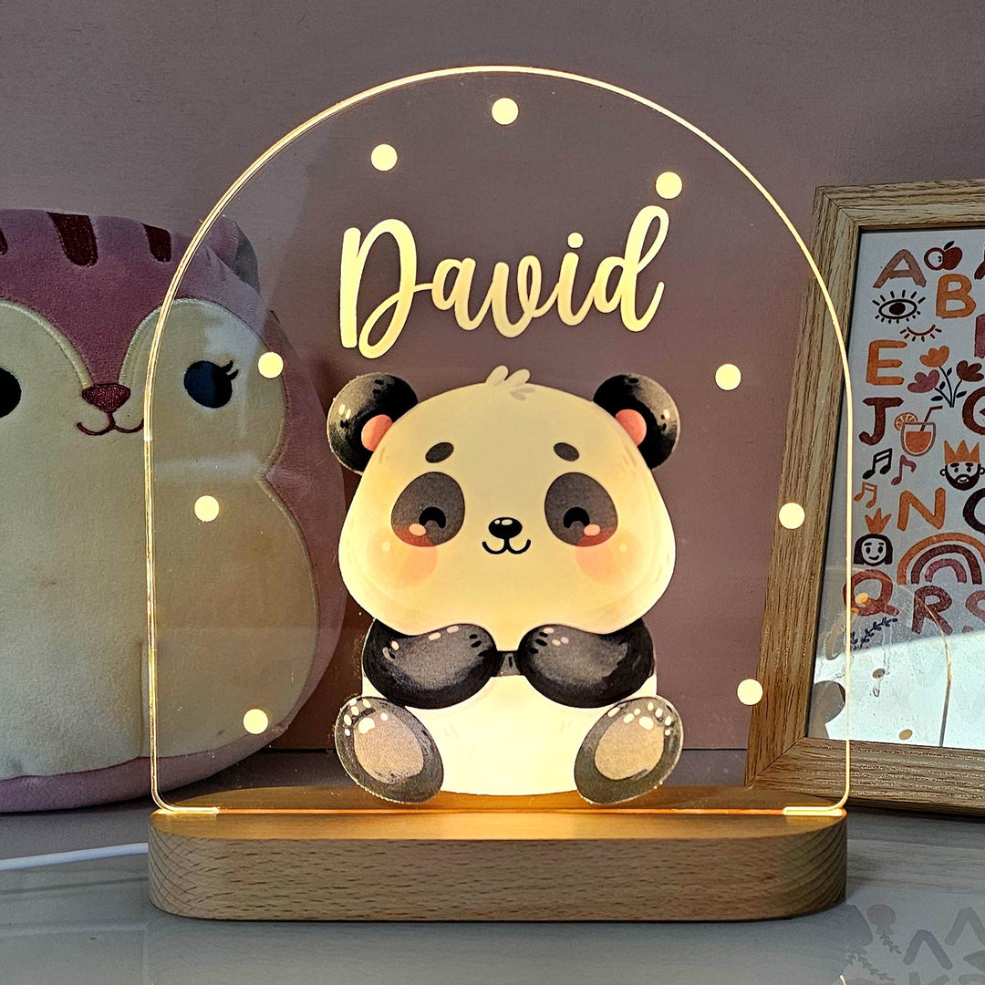 Collectie gepersonaliseerde kinder nachtlampjes: leeuw, olifant, dino, giraf, vos. Met naam en led.