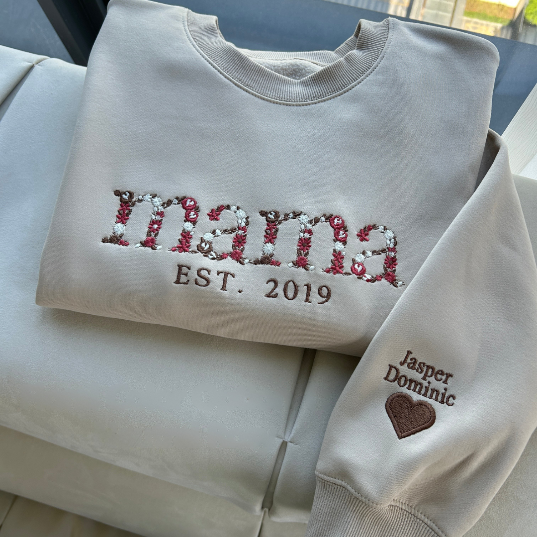 Gepersonaliseerd unisex sweatshirt voor moeder met bloemen en geboortejaar, ideaal moederdag cadeau.