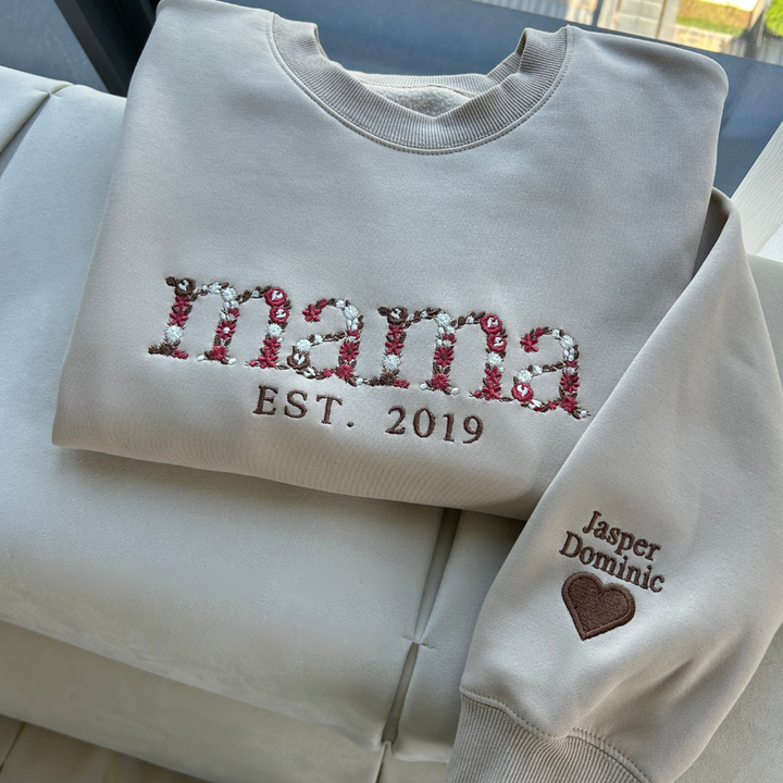 Gepersonaliseerd unisex sweatshirt voor moeder met bloemen en geboortejaar, ideaal moederdag cadeau.