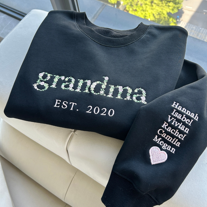 Comfortabele unisex hoodie met gepersonaliseerde bloemenprint en geboortejaar, perfect voor heren en dames.