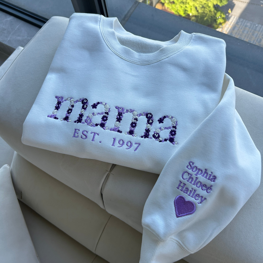 Unisex gepersonaliseerd sweatshirt of hoodie met bloemenprint en geboortejaar voor mama, comfortabel en stijlvol.