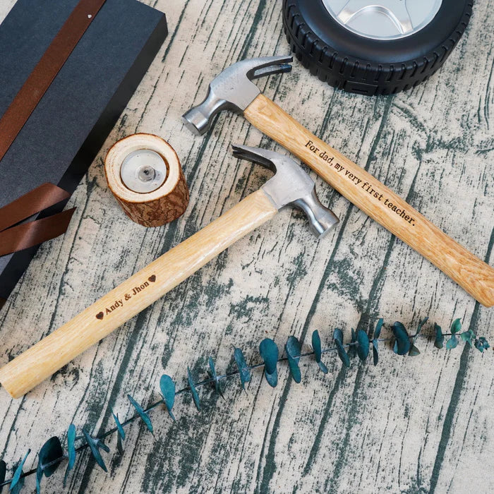 Hand die de HammerTape meetlint en hamer gebruikt voor een thuisproject. Perfect voor DIY en snelle klussen.