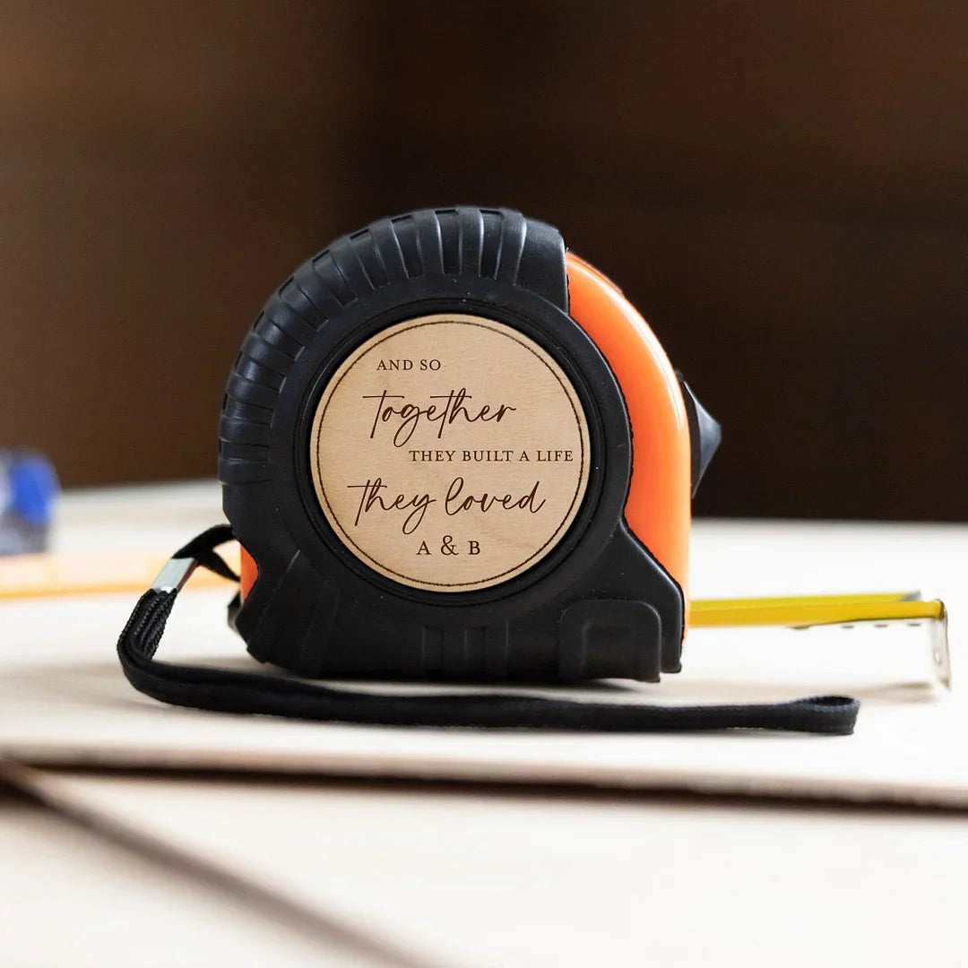 Gegraveerde details op de HammerTape set. Maakt dit gepersonaliseerde gereedschap een speciaal geschenk voor vaders.
