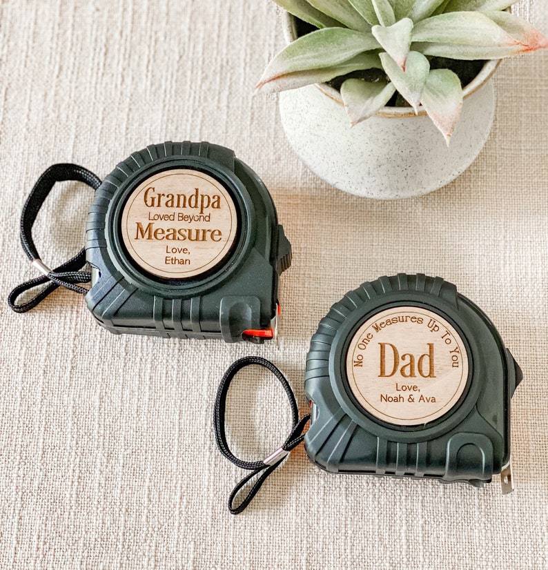 Deze handige HammerTape set met gepersonaliseerd meetlint en hamer maakt elke klus thuis of DIY project een succes.