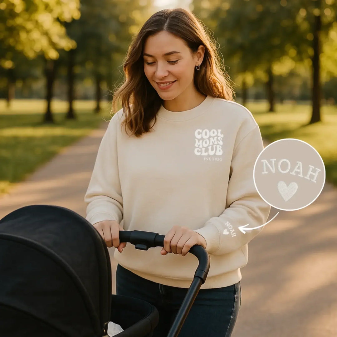 Vrouw draagt een gepersonaliseerde hoodie, comfortabele dameskleding voor een trotse moeder.