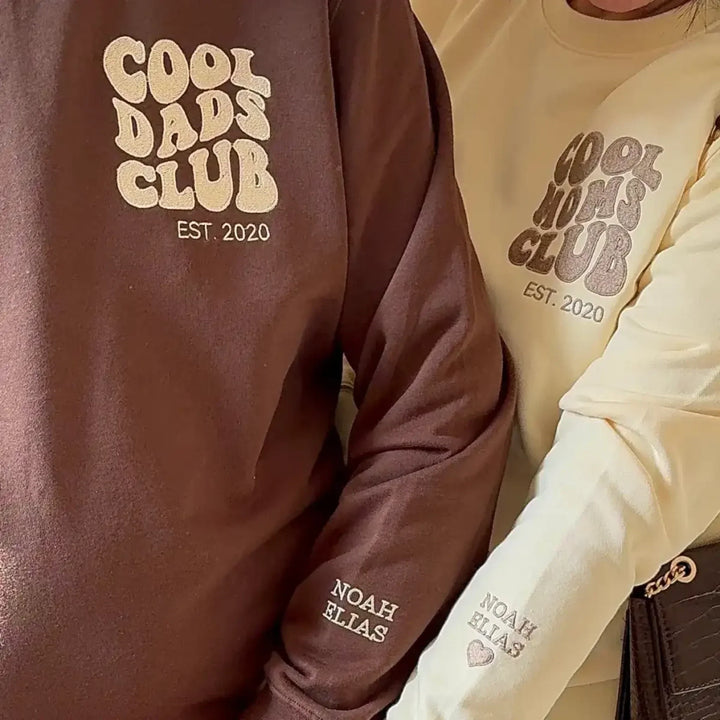 Zachte grijze hoodie met gepersonaliseerd design, een warm en uniek cadeau voor mama.