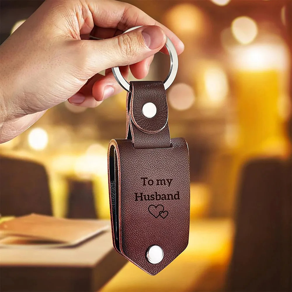 Close-up van handgemaakte leren sleutelhanger met gegraveerde initialen, ideaal cadeau voor koppels op Valentijnsdag.