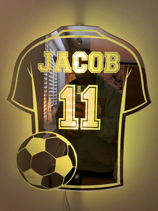 Uniek gepersonaliseerd voetbalshirt spiegel cadeau met LED-verlichting, perfect voor slaapkamer of woonkamer.