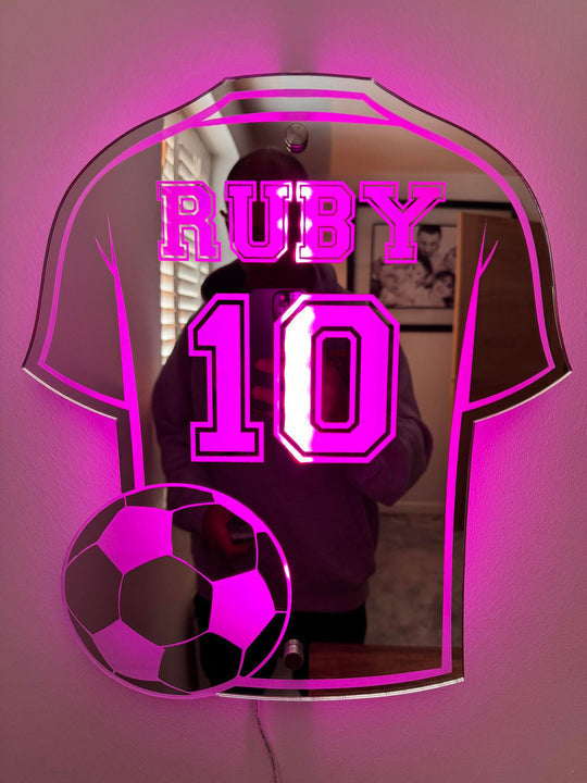 Decoratieve voetbalspiegel in shirtvorm met LED en gepersonaliseerde naam. Een must-have voor elke voetbalfan.