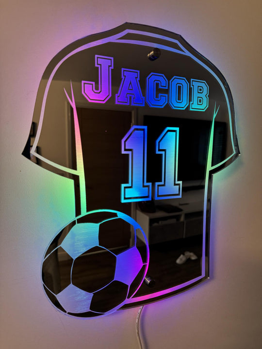 Stijlvolle voetbalshirt spiegel als wanddecoratie, met LED-verlichting en personalisatie voor een unieke sfeer.