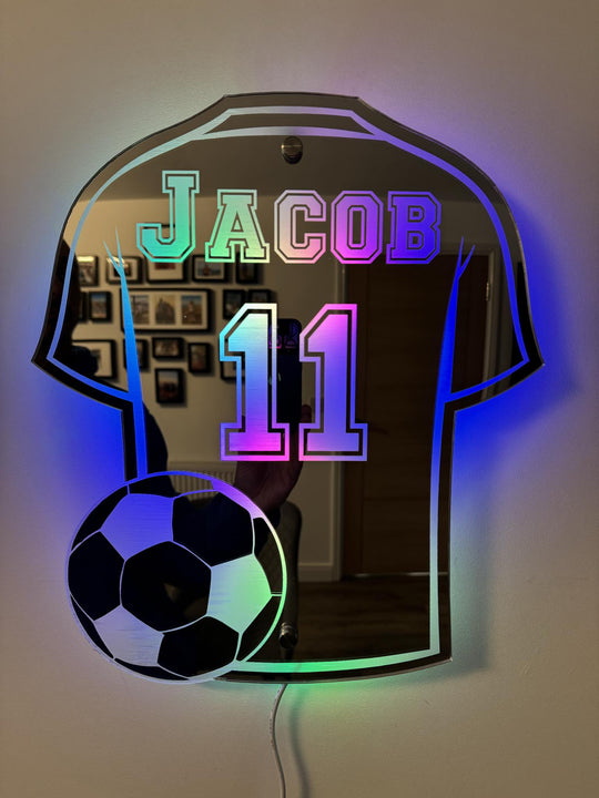 Moderne voetbalshirt spiegel met heldere LED-verlichting. Personaliseer met naam en rugnummer. Perfect cadeau.