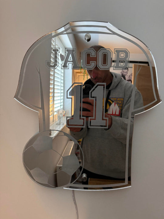 Gepersonaliseerde voetbalspiegel met naam en LED. Het ultieme cadeau voor elke voetbalfan of sportliefhebber.