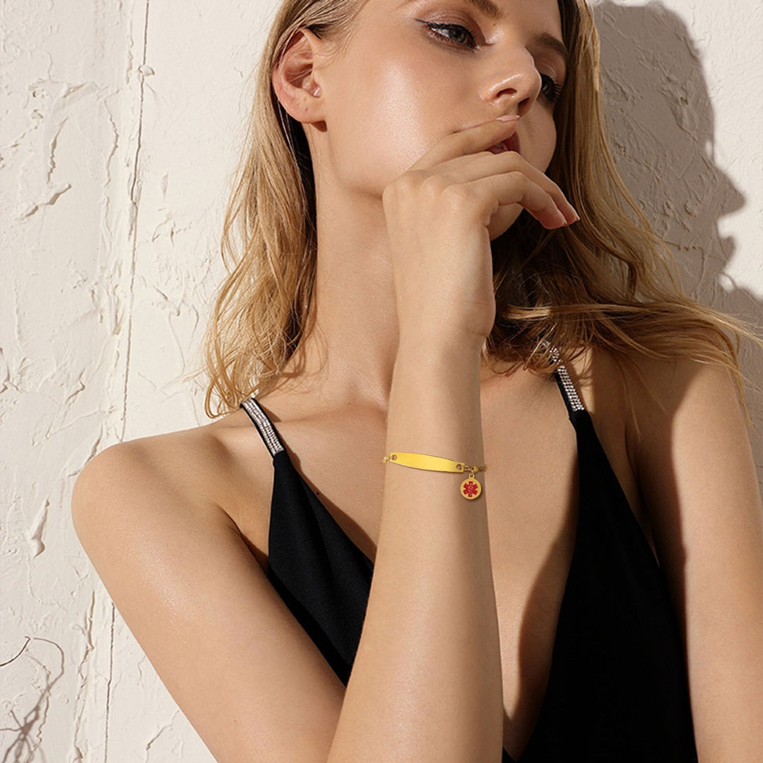 Personaliseerbare veiligheidsarmband in elegante cadeauverpakking; een attent en levensreddend sieraad.