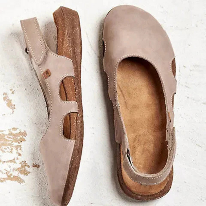 Gesloten damessandalen in beige leer, elegant ontwerp, orthopedisch, gewatteerd voetbed, voor comfort en stijl.