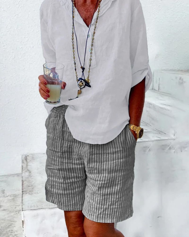 Gestreepte dames shorts van linnenmix, vooraanzicht. Middelhoge taille, zomerse chic, ideaal voor warme dagen.