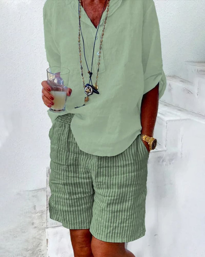 Gestreepte dames shorts van linnenmix, vooraanzicht. Middelhoge taille, zomerse chic, ideaal voor warme dagen.