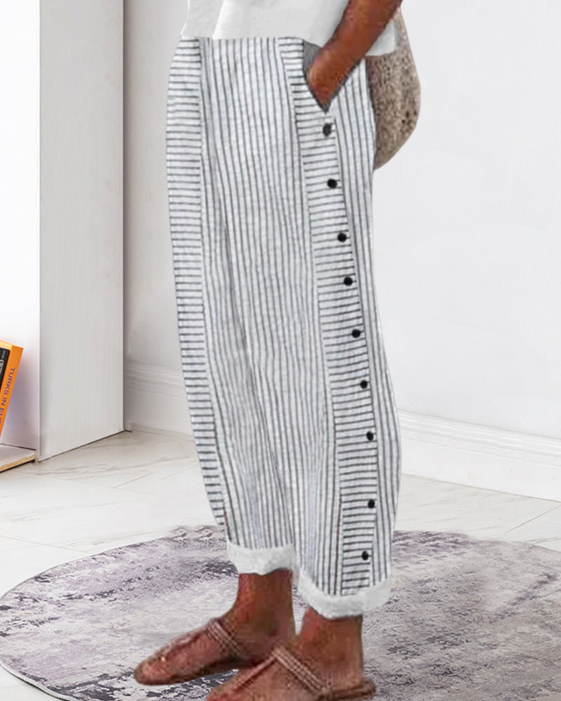 Gestreepte, korte dames zomerbroek, licht en stijlvol, ideaal voor warme dagen, modieus design, ademende stoffen.