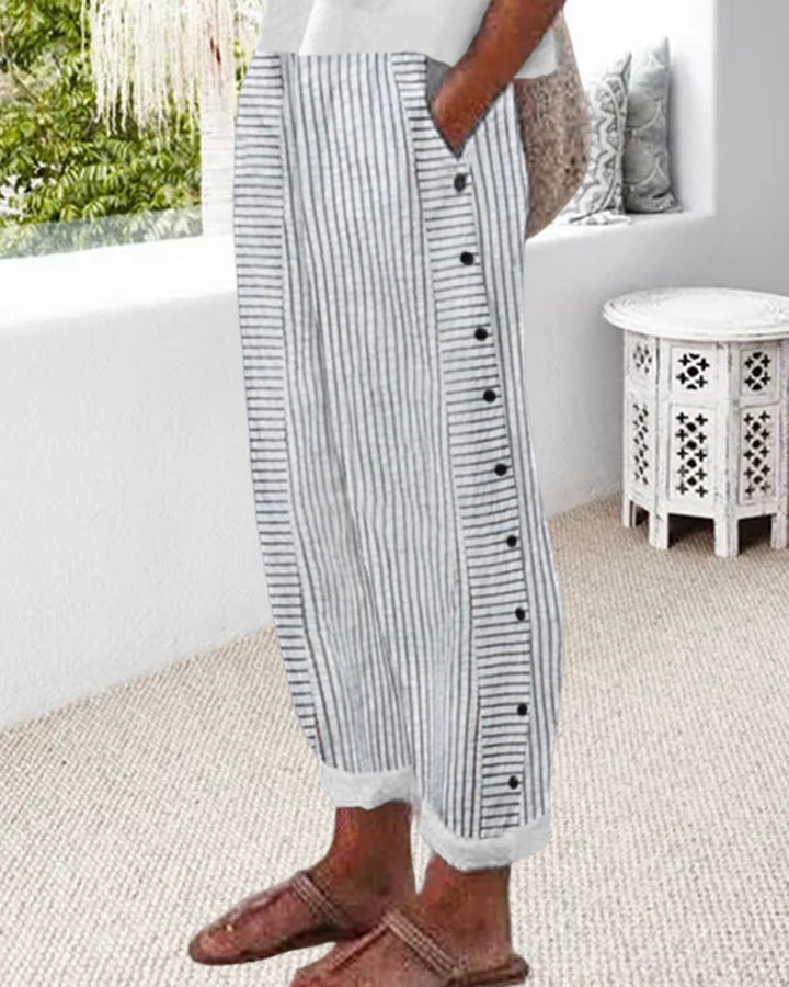 Gestreepte, korte dames zomerbroek, licht en stijlvol, ideaal voor warme dagen, modieus design, ademende stoffen.