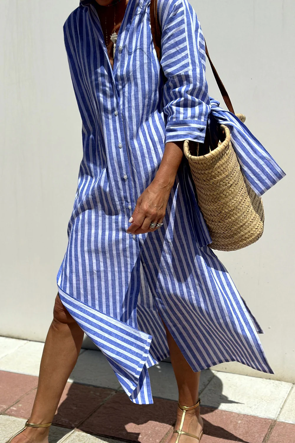 Gestreept dames zomerjurk in zachte kleuren, luchtig ontwerp, elegant en casual voor warme dagen
