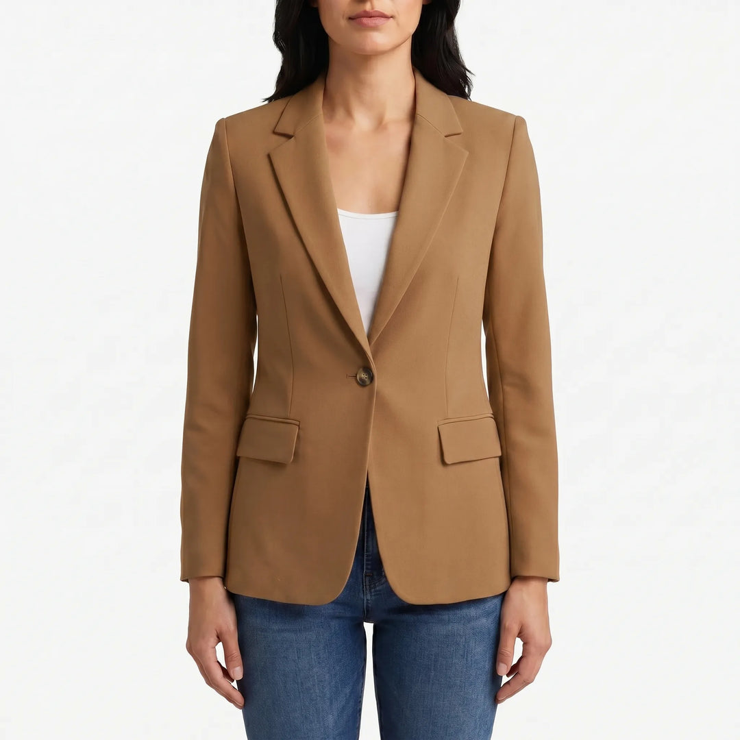 Witte damesblazer, eenknops design, elegant en fris, perfect voor een lente/zomer garderobe.