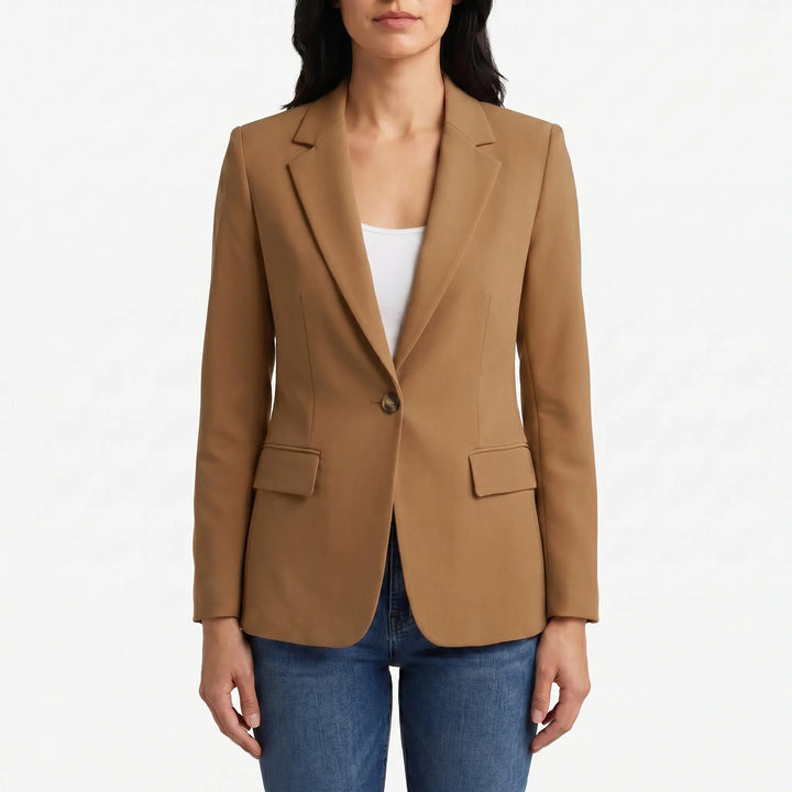 Witte damesblazer, eenknops design, elegant en fris, perfect voor een lente/zomer garderobe.