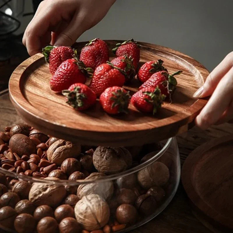 Decoratieve glazen bewaarschaal met robuust acaciahouten deksel voor snacks en snoep.