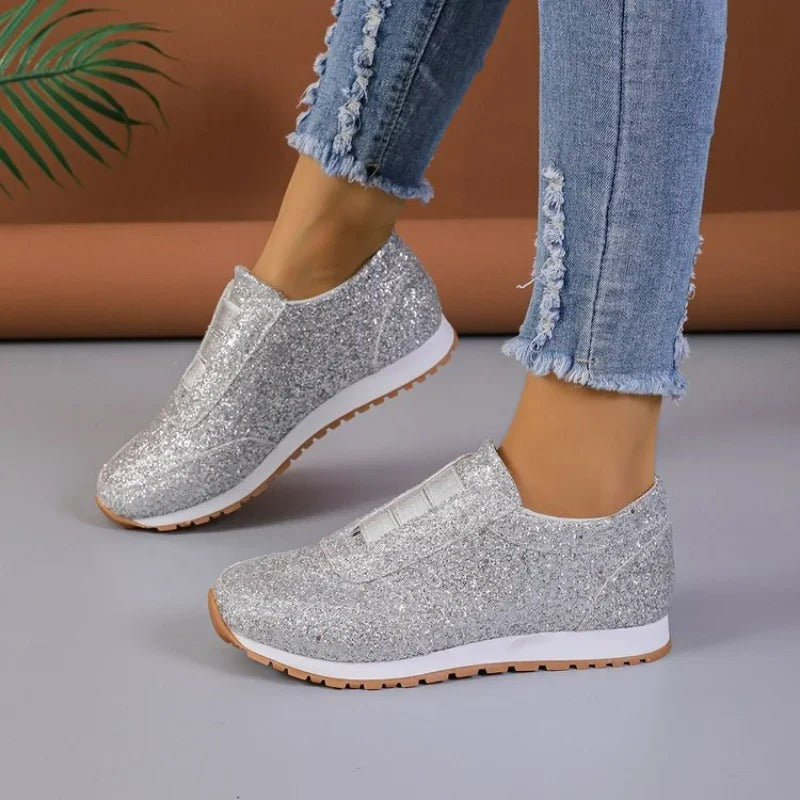 Glitterende Nika dames sneakers, elegant en comfortabel, zijaanzicht. Perfect voor zomerse avonturen.